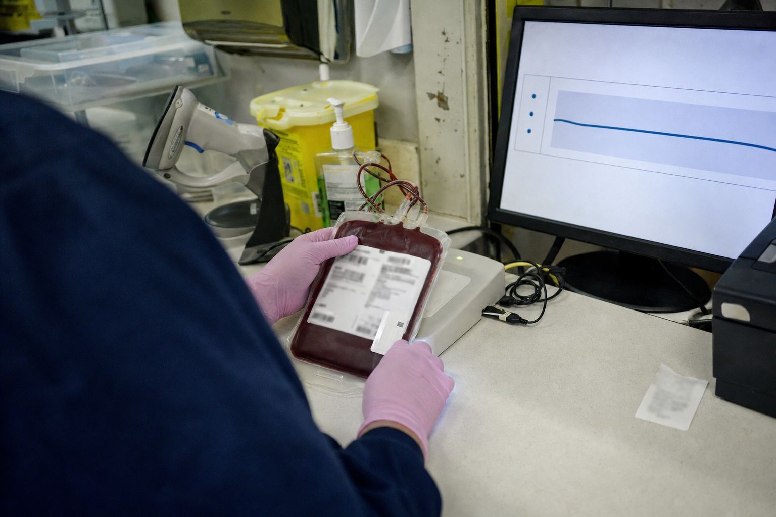 À la banque de sang, la technologue pose l'unité revenue sur le lecteur pour voir sa courbe et son parcours.